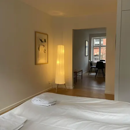 Brand New By The Lakes Appartement